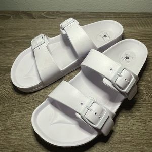 Shade & Shore white slides size 9